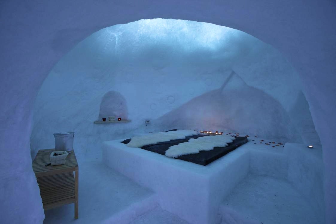 Overnight stay in an IGLOO at 2,845 m